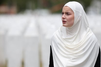 Una mujer bosnia busca la lápida de un familiar en el Centro Conmemorativo de Srebrenica-Potocari, en Bosnia y Herzegovina, este jueves.