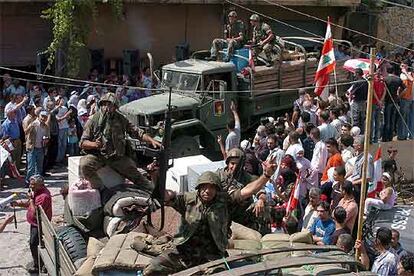 Un convoy del Ejército libanés es recibido ayer en Shebaa, cerca de la frontera con Israel.