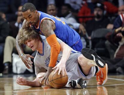 J.R. Smith intenta arrebatarle el balón a Kirilenko