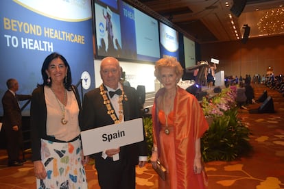 El presidente de la entidad, Florentino Pérez, junto a dos de sus vicepresidentas, en la inauguración del congreso de enfermería en Singapur en 2019.