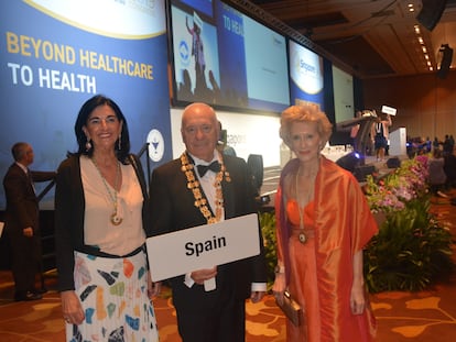 El presidente de la entidad, Florentino Pérez, junto a dos de sus vicepresidentas, en la inauguración del congreso de enfermería en Singapur en 2019.