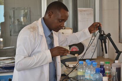 El ingeniero qumico Askwar Hilonga, en el laboratorio que regenta en Arusha, Tanzania.