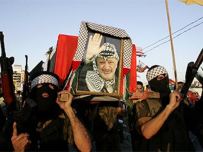 Militantes de Hamás trasladan un ataúd vacío durante el entierro simulado de Arafat, ayer en Gaza.