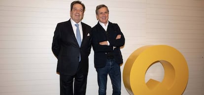 Javier Navarro, presidente de Arquia Banco y su fundación, y el arquitecto Emilio Tuñón, en la nueva sede de la entidad en Madrid.