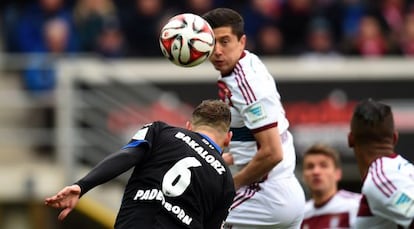 Lewandowski remata de cap la pilota contra el Paderborn.
