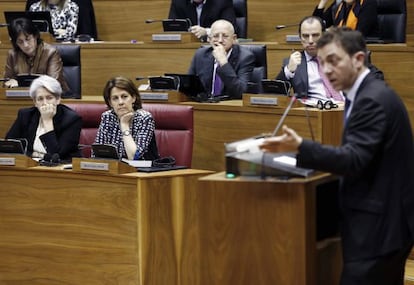 Yolanda Barcina y Lourdes Goicoechea escuchan la intervención del parlamentario y secretario general del PSN Roberto Jiménez.