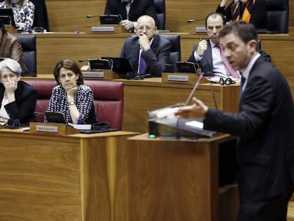 Yolanda Barcina y Lourdes Goicoechea escuchan la intervenci&oacute;n del parlamentario y secretario general del PSN Roberto Jim&eacute;nez.