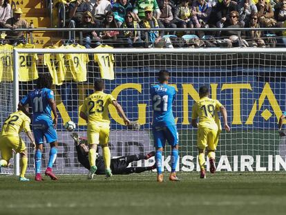 Sergio Asenjo detiene el primer penalti al Getafe.
