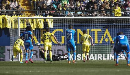 Sergio Asenjo detiene el primer penalti al Getafe.