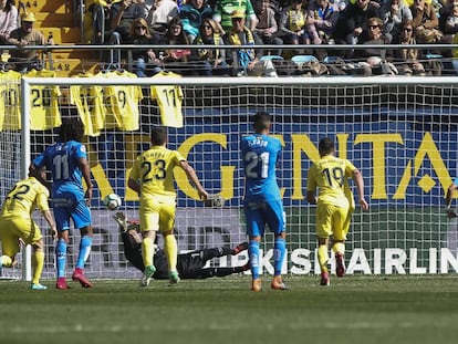 Sergio Asenjo detiene el primer penalti al Getafe.