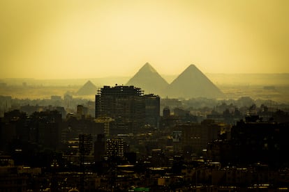 Las pirámides de Giza entre la boina de contaminación de El Cairo.