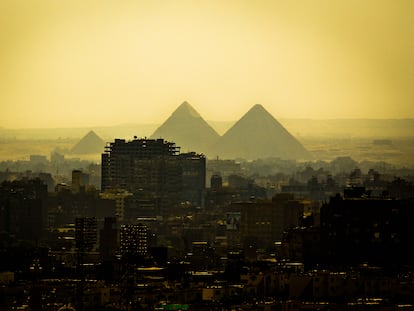 Las pirámides de Giza entre la boina de contaminación de El Cairo.