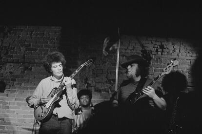 Harvey Brooks (derecha) tocando con The Electric Flag junto a Mike Bloomfield (guitarra, izquierda) y Buddy Miles (batería, al fondo). La imagen es de 1967 y está tomada en The Bitter End, de Nueva York.