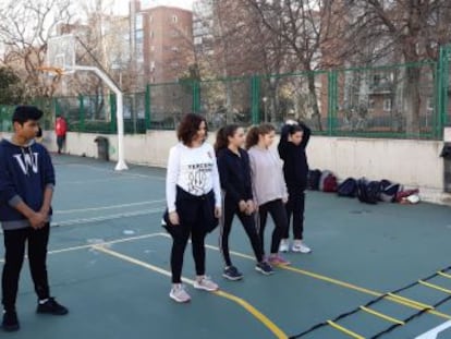 La presidenta presenta la tercera hora de educación fisica en los centros educativos de la Comunidad uniéndose a una clase