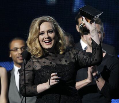 En el año 2013, Adele recibe el Grammy en Los Ángeles al Mejor Álbum del Año por su segundo disco, '21', que obtuvo un grandísimo éxito. La cantante cuenta con varias menciones en el Libro Guinness de los Récords, vendió más de 30 millones de copias, ha sido 16 veces platino en Reino Unido y en EE UU fue disco de platino.