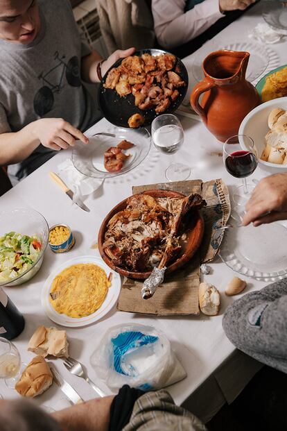 Vino, cerveza, oreja y careta de cerdo. Así es una comida típica de domingo en el bar autogestionado por los vecinos.