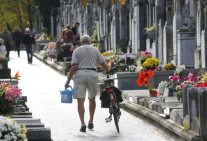 Un hombre camina con su bicicleta, ayer, por el cementerio de Polloe, en San Sebastián.