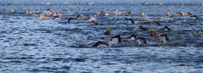 La competición ha comenzado a las 8 horas en el pantano de Buitrago de Lozoya, donde han nadado un total de 3.800 metros. Posteriormente han realizado 180 kilómetros en bicicleta.