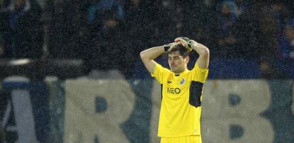 Iker Casillas se lamenta de su fallo ante el Vitoria de Guimaraes.