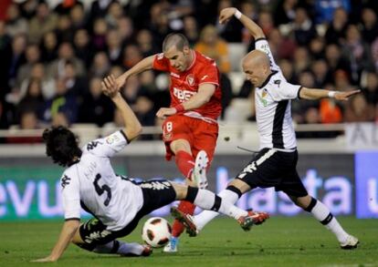 Negredo, ya sin protección en la cabeza tras su lesión contra el Athletic, remata entre Bruno y Topal.