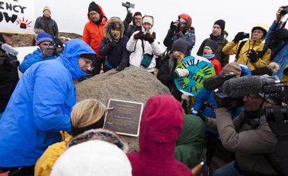 Acto de colocación de la placa en recuerdo del glaciar Ok, este domingo.