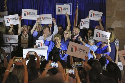 La candidata del Partido Demócrata del distrito 27 Donna Shalala, en el centro, celebra su victoria frente a la candidata republicana Maria Elvira Salazar, el 6 de noviembre de 2018 en Coral Gables, Florida.