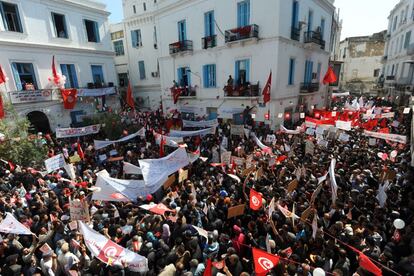 Manifestantes tunecinos, a las puertas de la Unión Tunecina de Trabajadores, durante la celebración del Primero de Mayo en la capital.