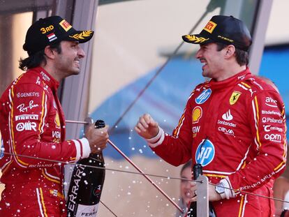 Charles Leclerc (derecha) y Carlos Sainz celebran su victoria y su tercer puesto, respectivamente, en el Gran Premio de Mónaco el pasado 26 de mayo.