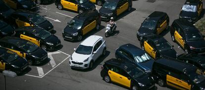 Los taxis bloquean la Gran Vía de Barcelona