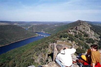 Desde el castillo de Monfragüe, del siglo XII, en Cáceres, se contempla un espacio que será declarado parque nacional en 2006. Con éste serán 14 en España.