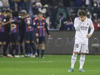 Luka Modric se lamenta después del segundo gol del Barcelona.