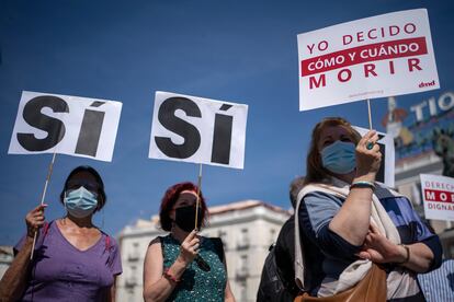 Activistas de la asociación Derecho a Vivir Dignamente se concentran para celebrar la entrada en vigor de la ley de la eutanasia en la Puerta del Sol en Madrid.