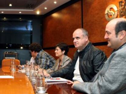 Las delegaciones de Bildu (a la izquierda) y del PNV, antes de la reunión.