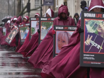 Activistas en Londres muestran este 8 de marzo pancartas con retratos de mujeres asesinadas en Irán.