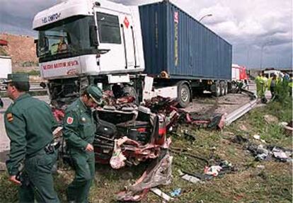 Las carreteras de la región vivieron ayer una jornada trágica, en la que murieron cuatro personas en tres accidentes. El más grave se produjo a mediodía a la altura del kilómetro 17 de la autovía de Valencia (N-III), cuando un camión se saltó la mediana e invadió los carriles del sentido contrario (en la imagen). Murió una joven pareja de Vigo.