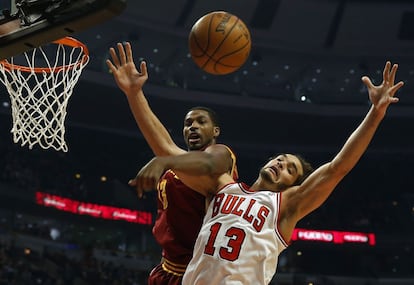 Thompson y Noah pelean por el balón.