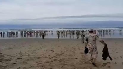 El momento en que los jóvenes militares ingresaron al mar de Ensenada, el 20 de febrero de 2024. 