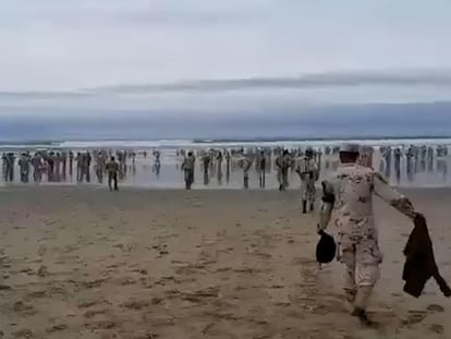 El momento en que los jóvenes militares ingresaron al mar de Ensenada, el 20 de febrero.