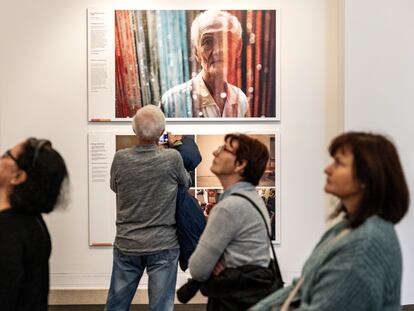 Visitantes frente a la fotografía 'Home for the Golden Gays' de Hannah Reyes, en el Museo Nacional de Hungría, en Budapest, el pasado 2 de noviembre.