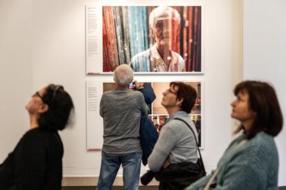 Visitantes frente a la fotografía 'Home for the Golden Gays' de Hannah Reyes, en el Museo Nacional de Hungría, en Budapest, el pasado 2 de noviembre.