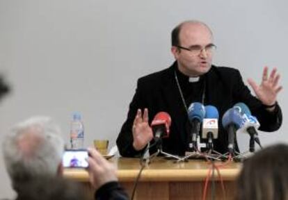 El obispo de San Sebastián, José Ignacio Munilla, en un momento de la conferencia de prensa que ha ofrecido hoy en San Sebastián.