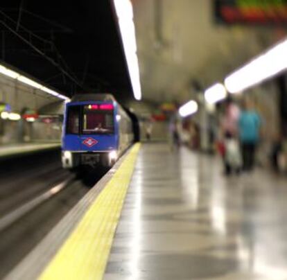 Un tren entra a la estación.