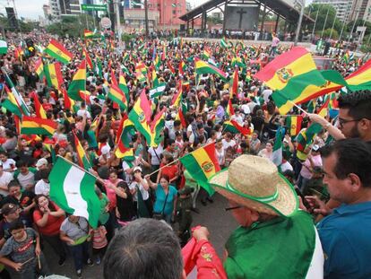Manifestantes comemoram a queda de Morales em Santa Cruz, na Bolívia.