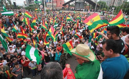 Manifestantes comemoram a queda de Morales em Santa Cruz, na Bolívia.