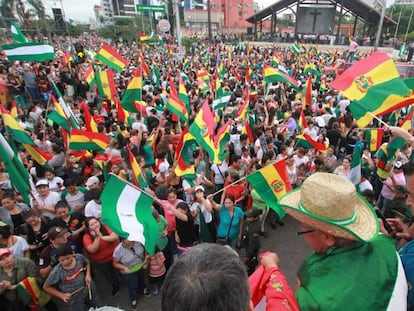 Manifestantes comemoram a queda de Morales em Santa Cruz, na Bolívia.