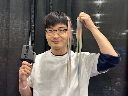 Kyusuk Lee, con la máquina de Prinker que puede teñir el pelo en pocos segundos.