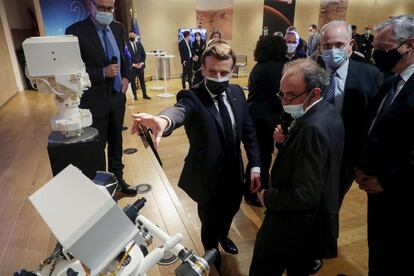 El presidente de Francia, Emmanuel Macron, visita el Centro Nacional Francés para observar el aterrizaje del 'Perseverance' en Marte.