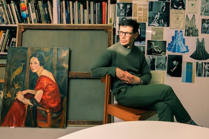El arte y la literatura son omnipresentes en el estudio de Moralıoğlu. En la imagen, 'Dame vor einem Paravent sitzend' (1920), de Karl Scheld; parte de su colección del libros y el 'moodboard' de su próxima colección.