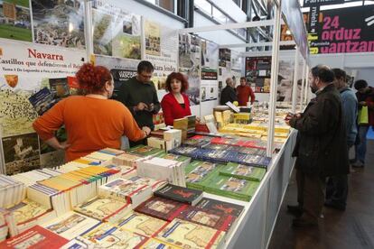 Una persona compra libros en una edición pasada de la Azoka de Durango.