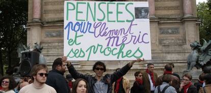 Un manifestante lleva una pancarta que reza &quot;Pensamientos para Cl&eacute;ment M&eacute;ric y los suyos&quot; en una manifestaci&oacute;n en Par&iacute;s.